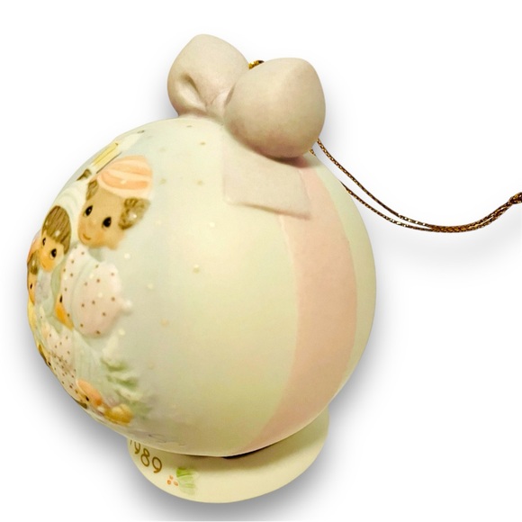 Precious Moments Ornament Peace On Earth Vintage Christmas Ornament - Picture 2 of 7